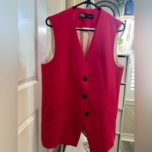 Sleeveless V neck top . Button down front. Color fucsia. Size L.